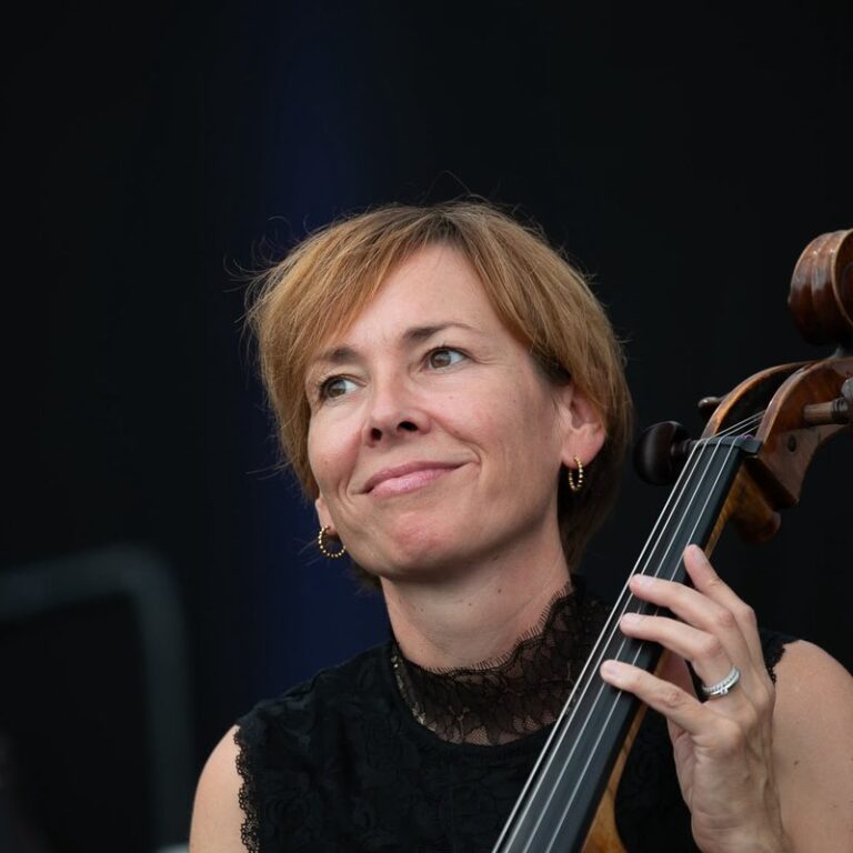Anne Schmidt-Heinrich mit ihrem Violoncello